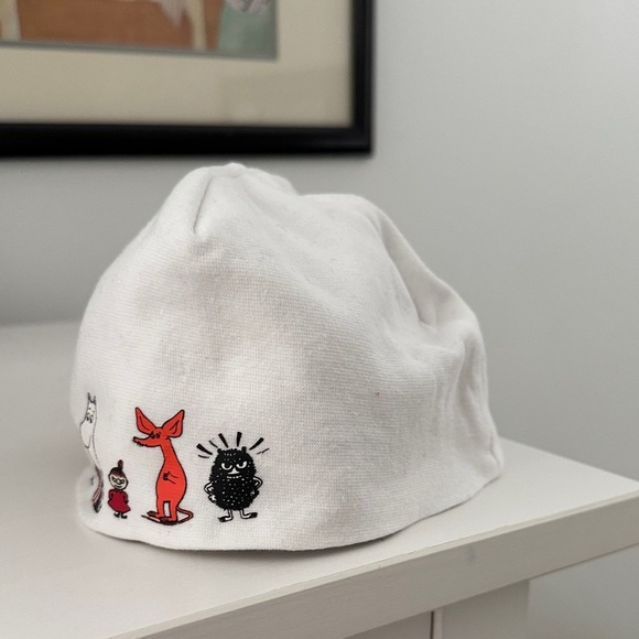 White Summer Beanie with Moomin Characters - Picture 2 of 8